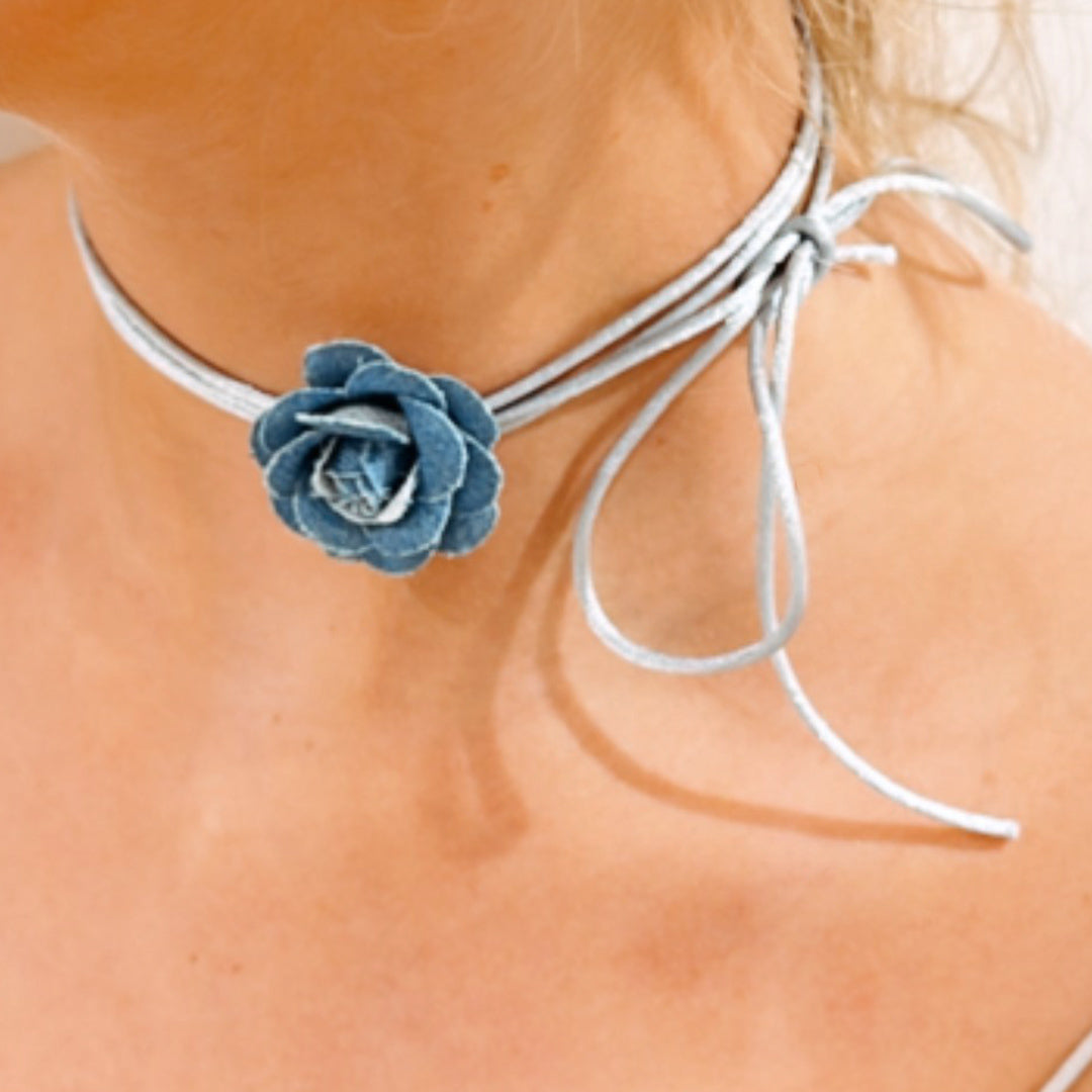 Halsband aus Blumen-Denim